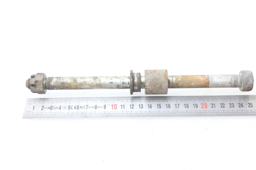photo de REAR WHEEL AXLE YAMAHA SR 125 (1982 - 2003)