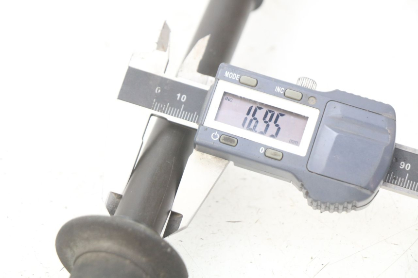 photo de REAR WHEEL AXLE YAMAHA XP T-MAX TMAX 500 (2004 - 2007)