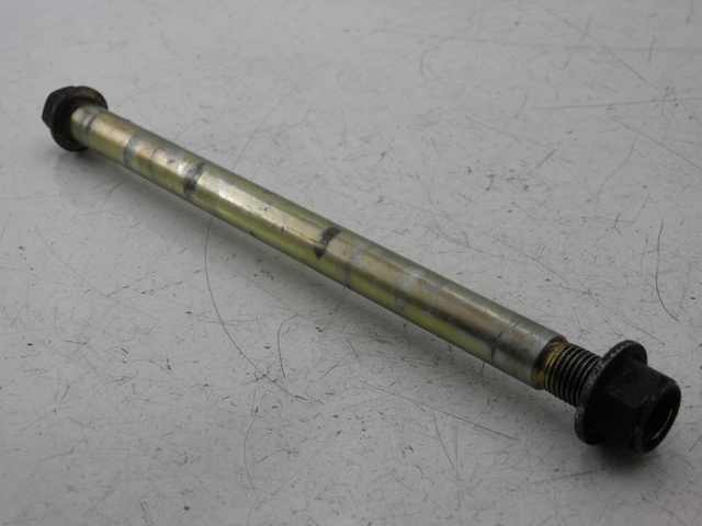 photo de REAR WHEEL AXLE YAMAHA YBR 125 (2004 - 2006)