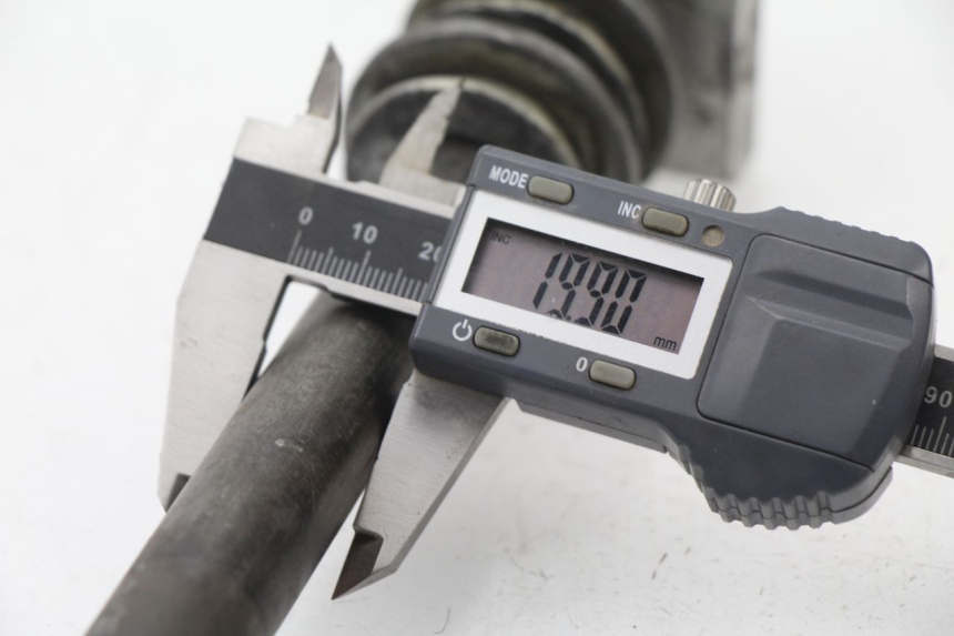 photo de REAR WHEEL AXLE YAMAHA YZ 125 (1994 - 1997) - Component detail