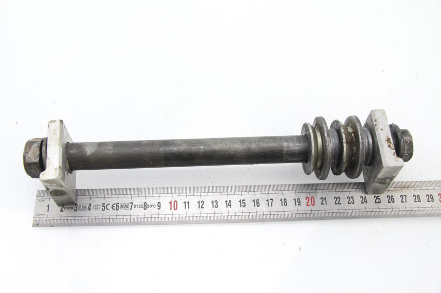 photo de REAR WHEEL AXLE YAMAHA YZ 125 (1994 - 1997) - Alternative perspective