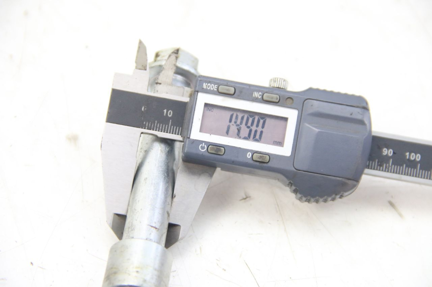 photo de FRONT WHEEL AXLE APOLLO RFZ 125