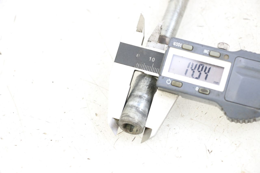 photo de FRONT WHEEL AXLE APRILIA SCARABEO 100 (2003 - 2012)