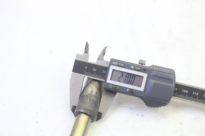 photo de FRONT WHEEL AXLE HYOSUNG GV AQUILA 125 (2000 - 2004)