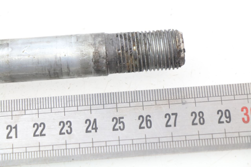 photo de FRONT WHEEL AXLE SUZUKI BURGMAN 650 (2002 - 2004)