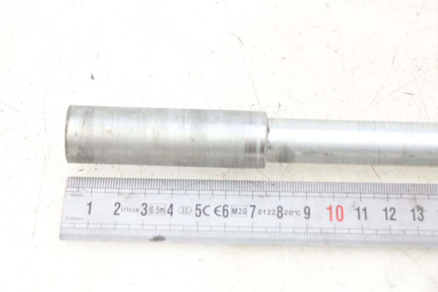 photo de FRONT WHEEL AXLE SUZUKI BURGMAN 650 (2002 - 2004)