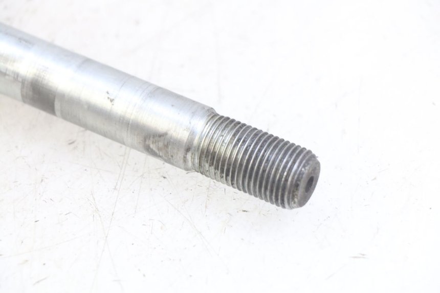 photo de FRONT WHEEL AXLE SUZUKI BURGMAN 650 (2002 - 2004)