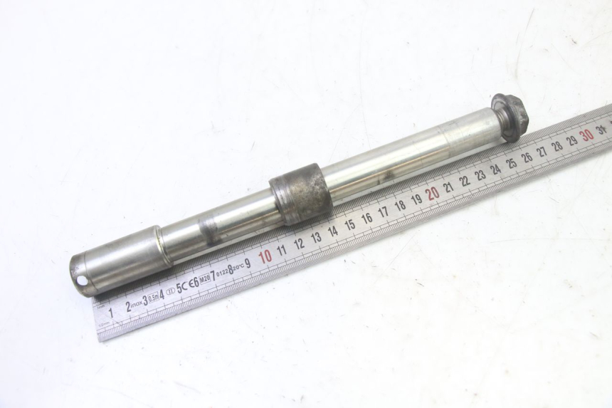 photo de FRONT WHEEL AXLE HONDA CBR RR FIREBLADE 900 (1992 - 1994)