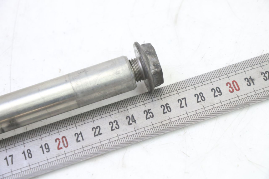 photo de FRONT WHEEL AXLE HONDA CBR RR FIREBLADE 900 (1992 - 1994)