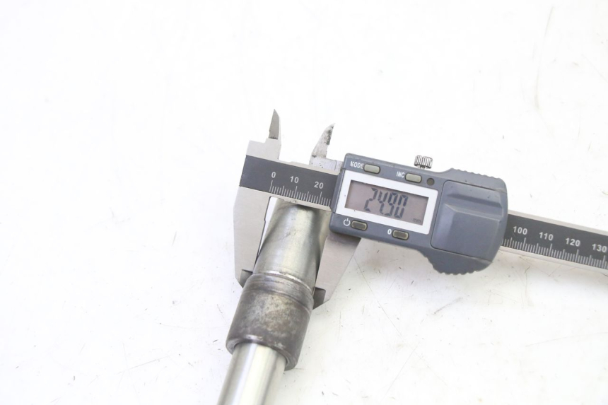 photo de FRONT WHEEL AXLE HONDA CBR RR FIREBLADE 900 (1992 - 1994)