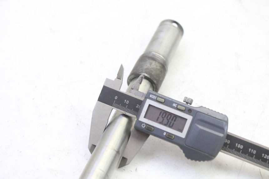 photo de FRONT WHEEL AXLE HONDA CBR RR FIREBLADE 900 (1992 - 1994)