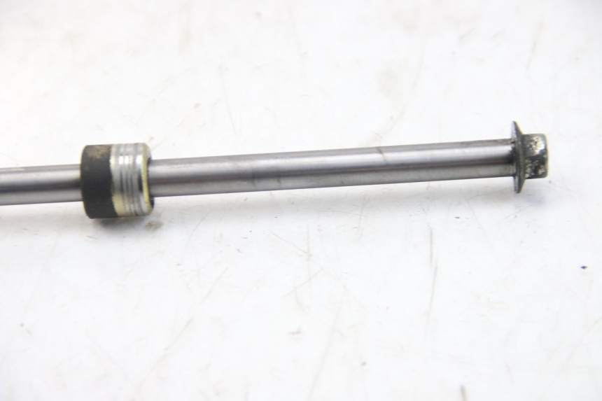 photo de FRONT WHEEL AXLE DAELIM S3 125 (2010 - 2017)