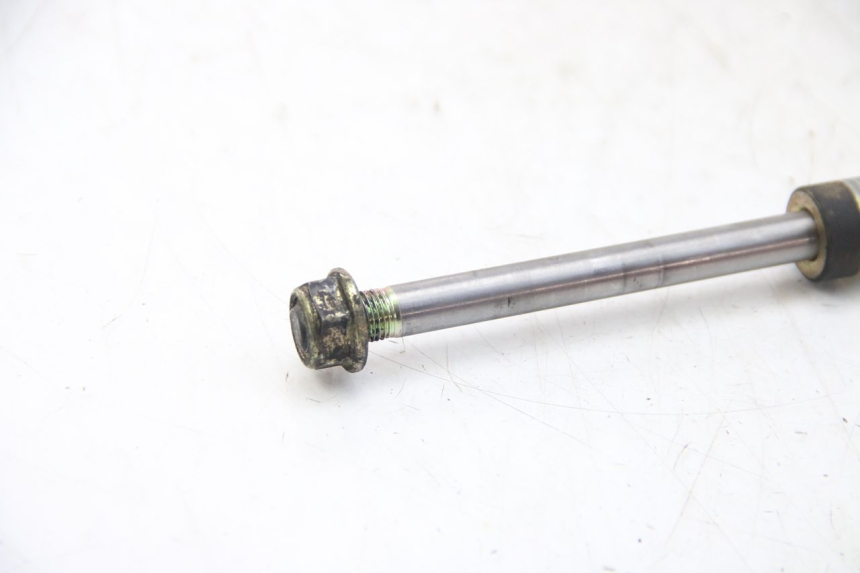 photo de FRONT WHEEL AXLE DAELIM S3 125 (2010 - 2017)