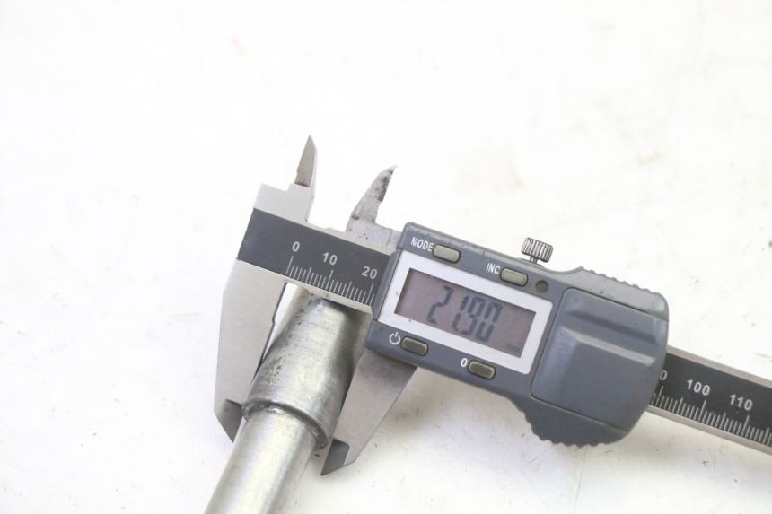 photo de FRONT WHEEL AXLE APRILIA ETX 125 (1998 - 2002)