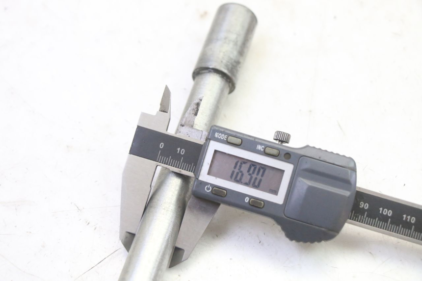 photo de FRONT WHEEL AXLE APRILIA ETX 125 (1998 - 2002)