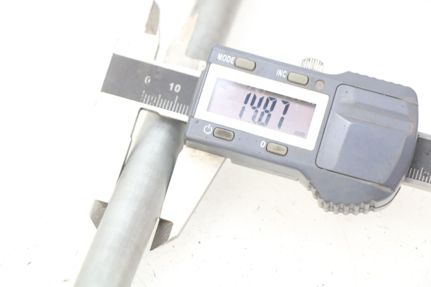 photo de FRONT WHEEL AXLE YAMAHA FJ 3CX 1200 (1986 - 1996)