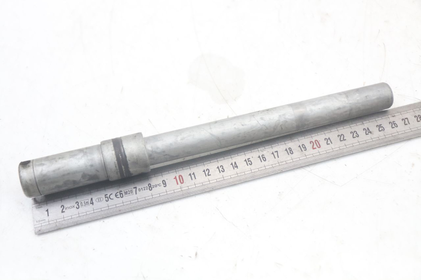 photo de FRONT WHEEL AXLE HONDA FJS SILVERWING SILVER WING 600 (2001 - 2010)