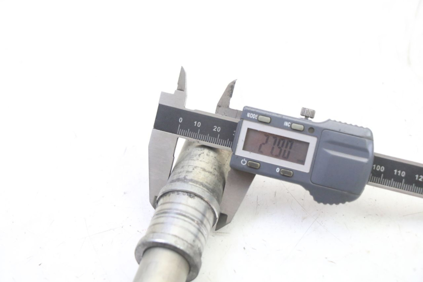 photo de FRONT WHEEL AXLE YAMAHA FZ6 FAZER S2 600 (2007 - 2011)