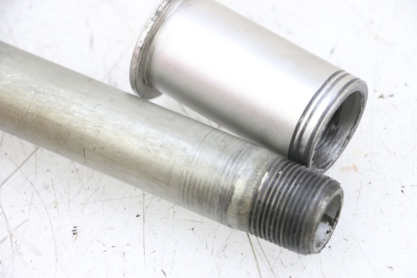 photo de FRONT WHEEL AXLE SUZUKI GSXR GSX-R 1000 (2003 - 2004) - Alternative perspective