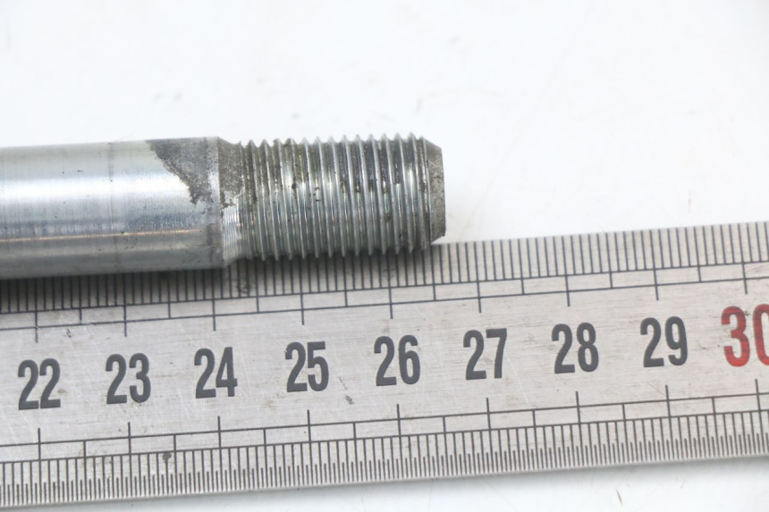 photo de FRONT WHEEL AXLE SUZUKI GZ MARAUDER 125 (1998 - 2004)