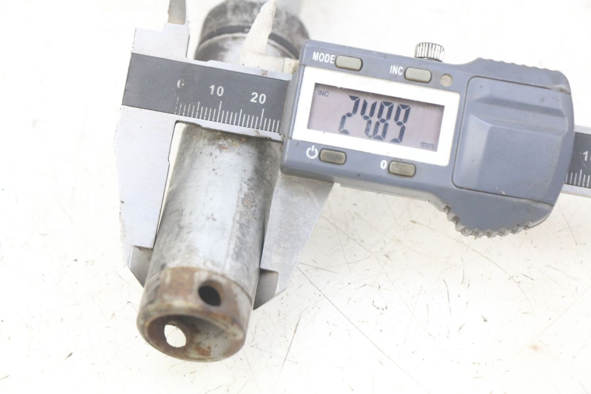 photo de FRONT WHEEL AXLE HONDA FJS SILVERWING SILVER WING 400 (2009 - 2016)