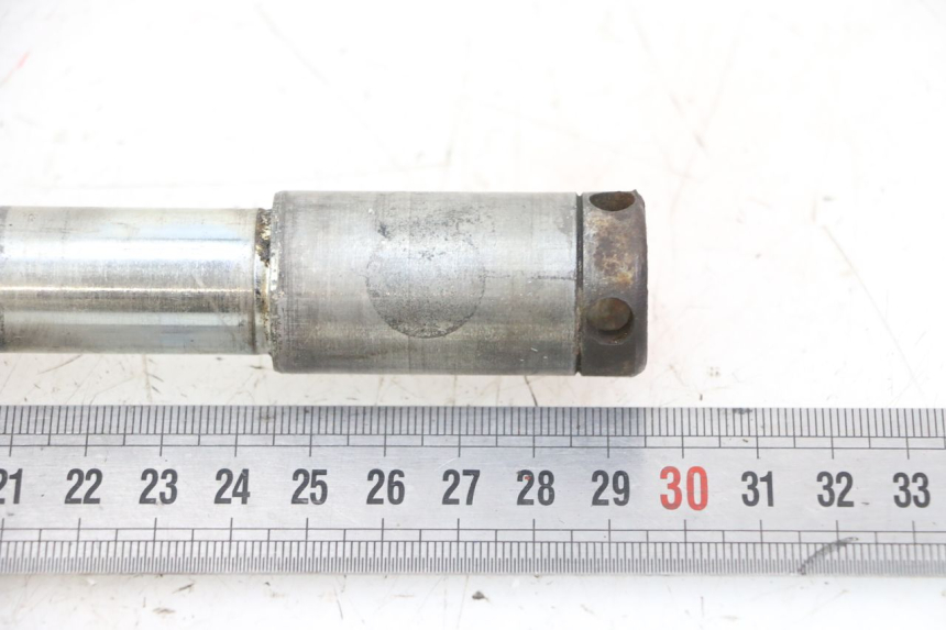photo de FRONT WHEEL AXLE HONDA VT C2 SHADOW 750 (1997 - 2001)