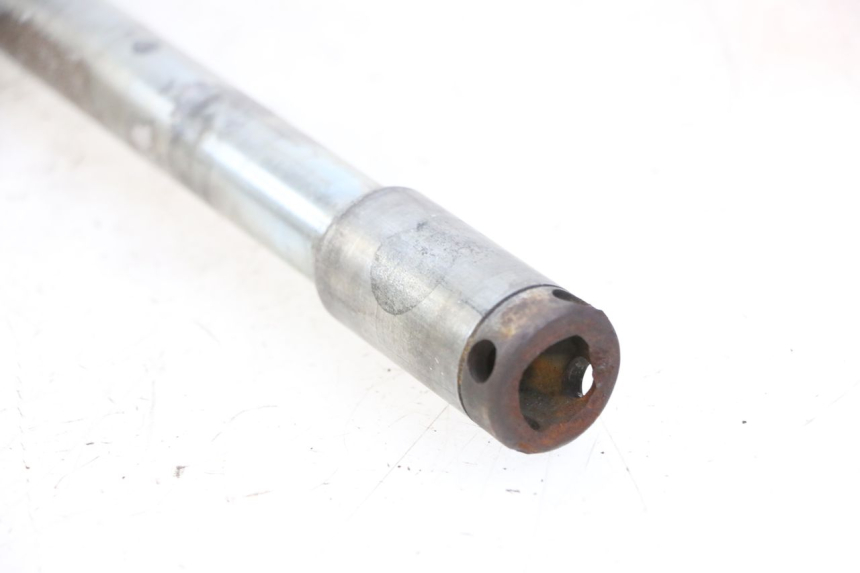 photo de FRONT WHEEL AXLE HONDA VT C2 SHADOW 750 (1997 - 2001)