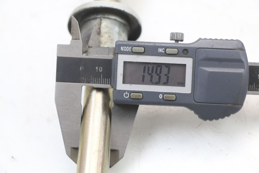 photo de FRONT WHEEL AXLE HYOSUNG GTR 125 (2006 - 2008)