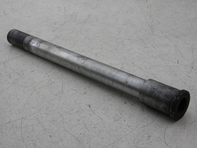 photo de FRONT WHEEL AXLE KAWASAKI ER-6 ER6 N 650 (2005 - 2009) - Main view