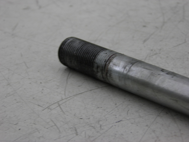 photo de FRONT WHEEL AXLE KAWASAKI ER-6 ER6 N 650 (2005 - 2009) - Zoom on usage condition