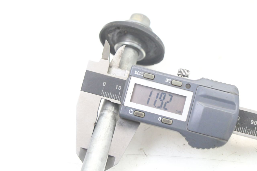 photo de FRONT WHEEL AXLE KAWASAKI KX 65 (2000 - 2019) - Technical close-up