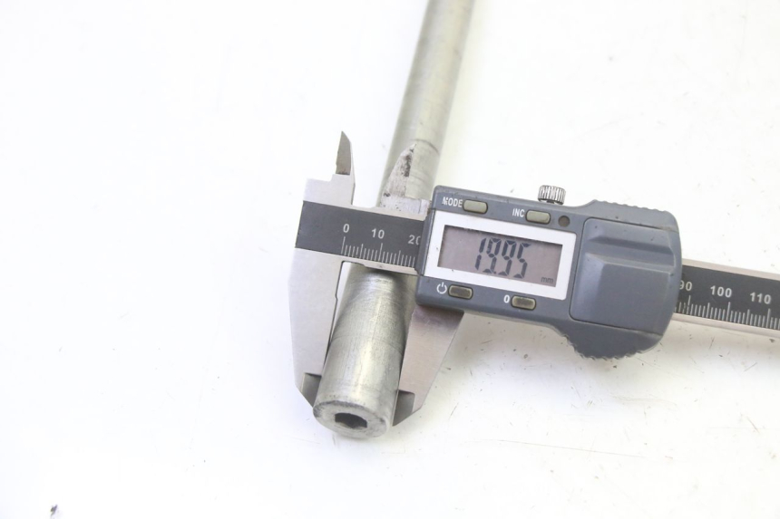 photo de FRONT WHEEL AXLE RIEJU MRT 50 (2018 - 2021)