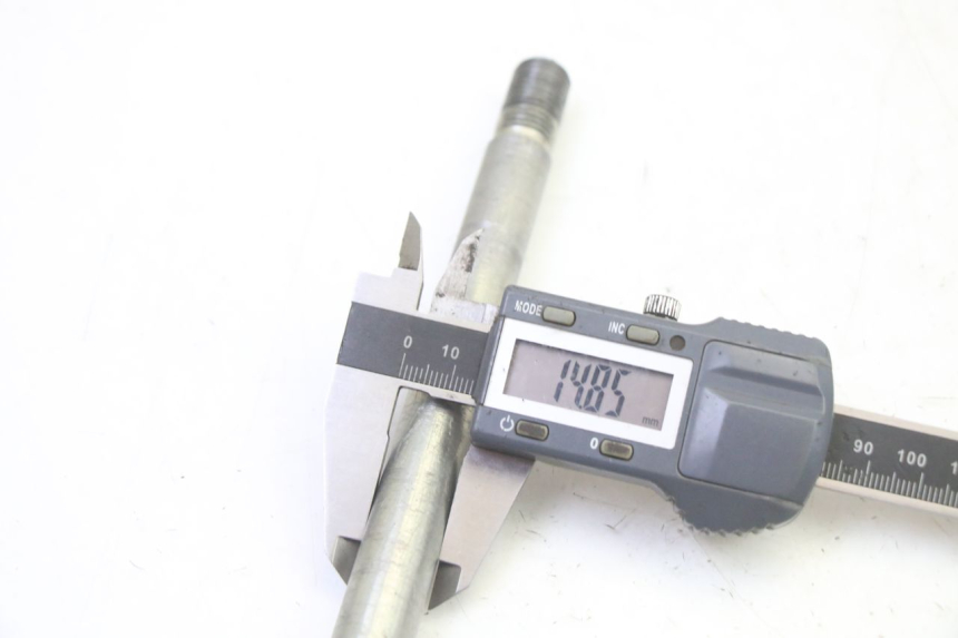 photo de FRONT WHEEL AXLE RIEJU MRT 50 (2018 - 2021)