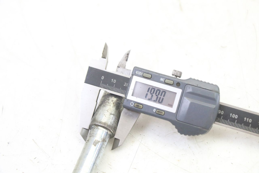 photo de FRONT WHEEL AXLE GILERA NEXUS 125 (2009 - 2013)