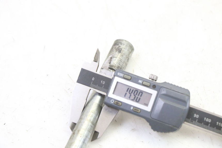 photo de FRONT WHEEL AXLE GILERA NEXUS 125 (2009 - 2013)