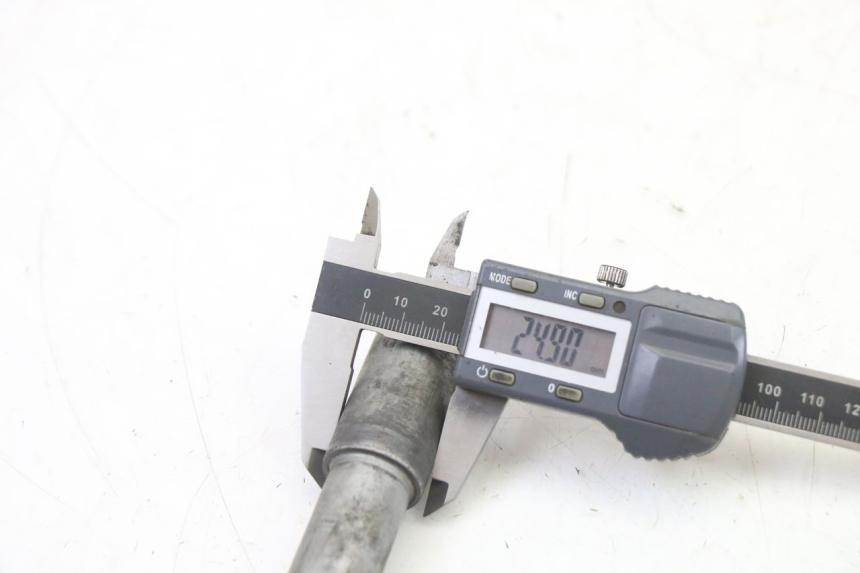 photo de FRONT WHEEL AXLE HONDA NTV DEAUVILLE ABS 700 (2007 - 2016)