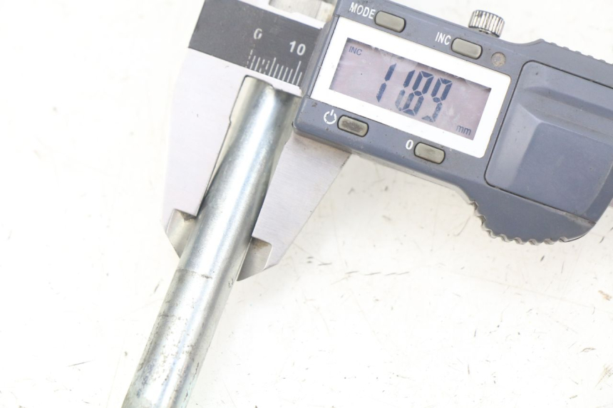 photo de FRONT WHEEL AXLE HONDA PCX (JF57/JF64) 125 (2014 - 2018)