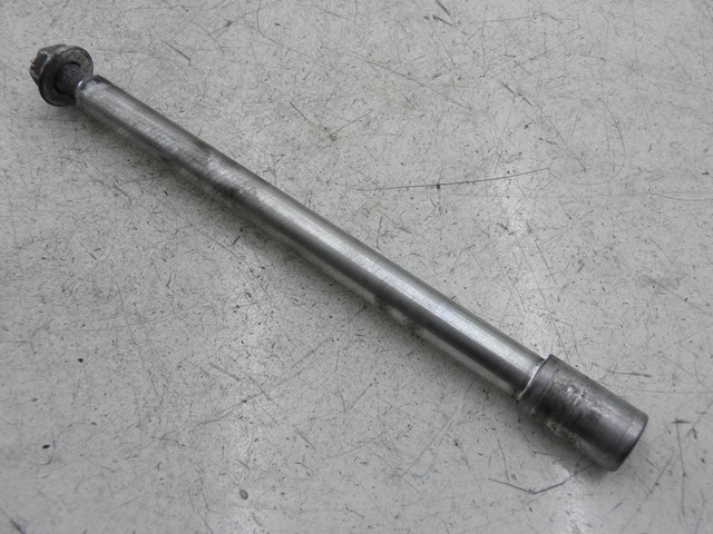 photo de FRONT WHEEL AXLE PIAGGIO CARNABY 125 (2007 - 2011)