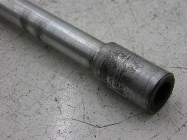 photo de FRONT WHEEL AXLE PIAGGIO CARNABY 125 (2007 - 2011)