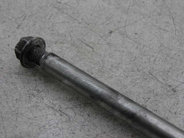 photo de FRONT WHEEL AXLE PIAGGIO CARNABY 125 (2007 - 2011)