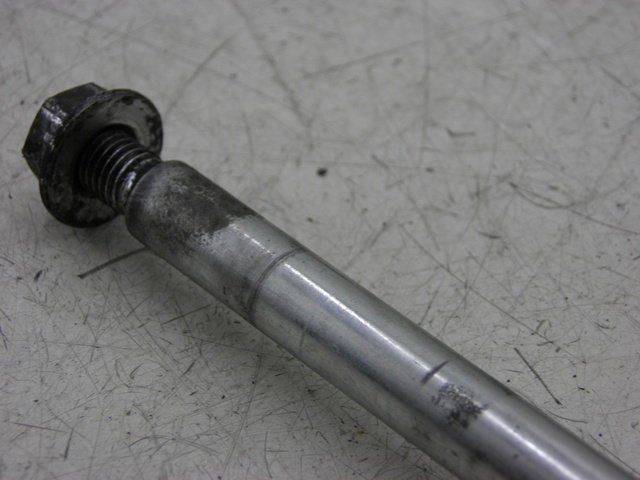 photo de FRONT WHEEL AXLE PIAGGIO FLY 125 (2005 - 2012)