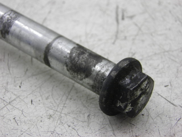 photo de FRONT WHEEL AXLE PIAGGIO FLY 125 (2005 - 2012)