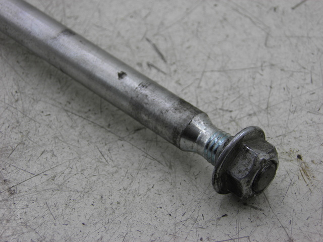 photo de FRONT WHEEL AXLE PIAGGIO FLY 2T 50 (2004 - 2017)