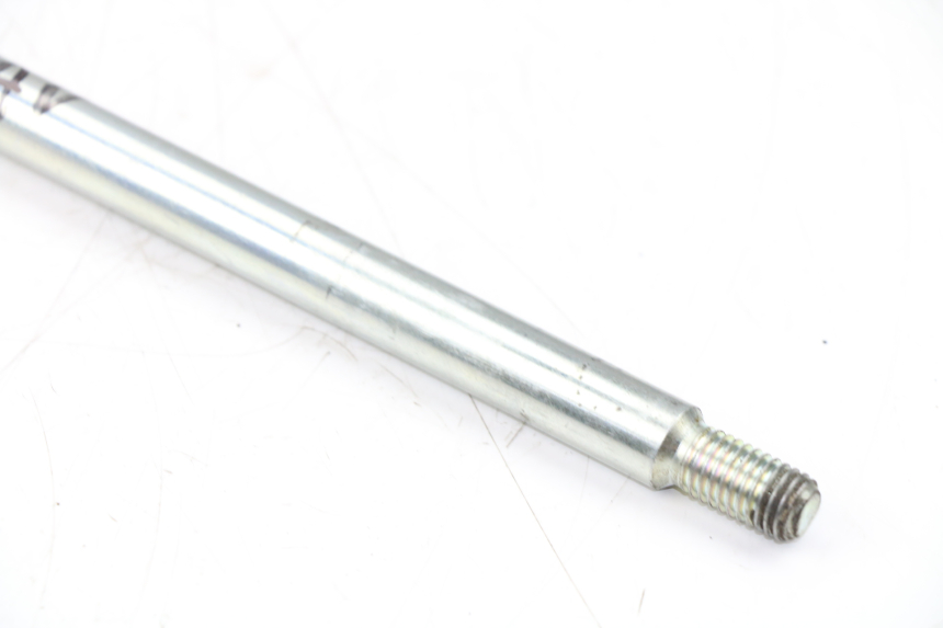 photo de FRONT WHEEL AXLE PIAGGIO FLY 2T 50 (2004 - 2017)