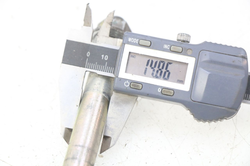 photo de FRONT WHEEL AXLE PIAGGIO LIBERTY IGET 4T 50 (2015 - 2020)