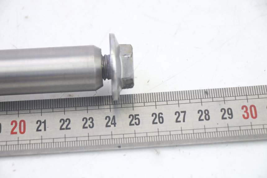 photo de FRONT WHEEL AXLE BMW R GS 1250 (2021 - 2024) - Alternative perspective