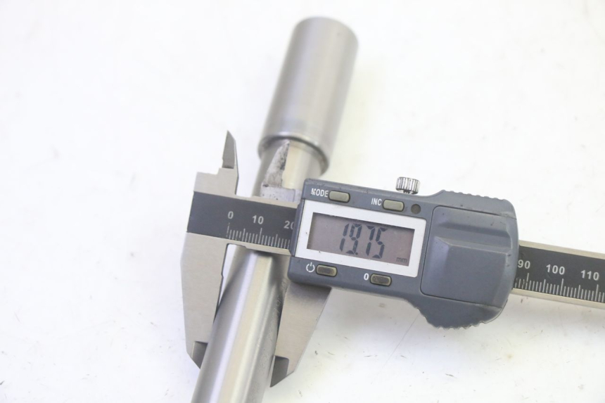 photo de FRONT WHEEL AXLE BMW R GS 1250 (2021 - 2024) - Product overview