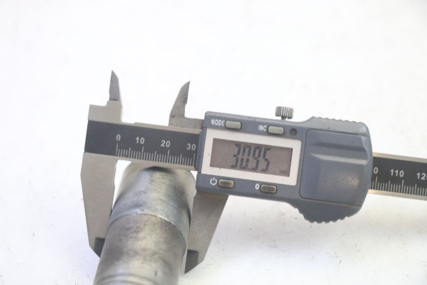 photo de FRONT WHEEL AXLE BMW R RT ABS 1200 (2010 - 2014) - Technical close-up