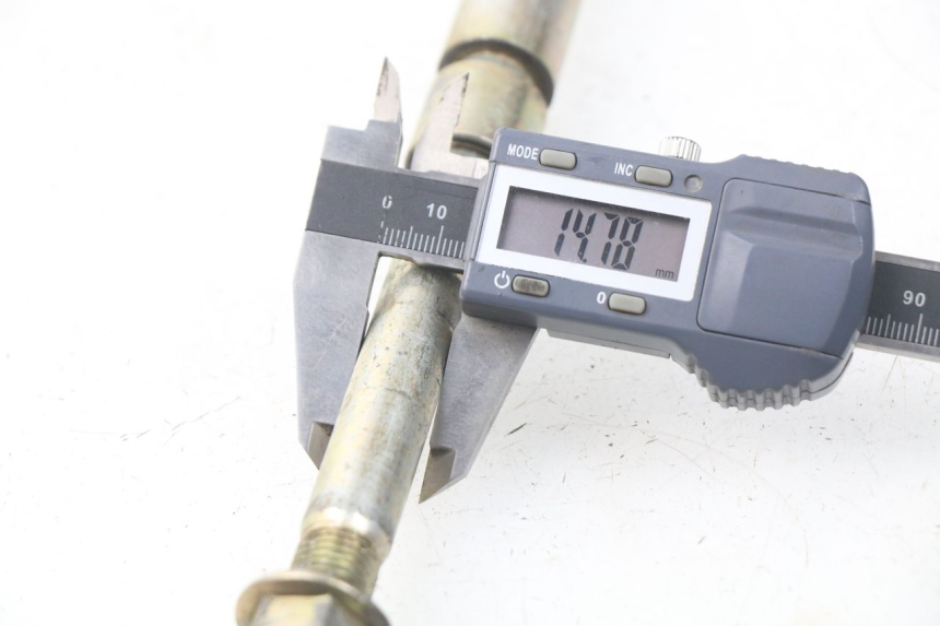 photo de FRONT WHEEL AXLE APOLLO RFZ 150