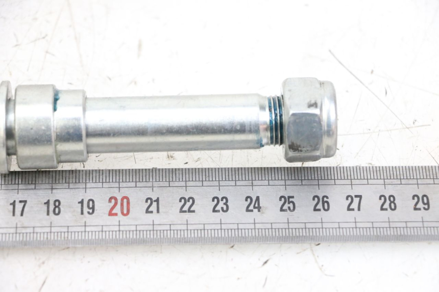 photo de FRONT WHEEL AXLE ROYAL ENFIELD CONTINENTAL GT 650 (2019 - 2024)